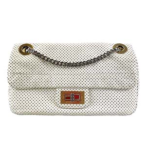 シャネル 2.55 パンチングレザー ホワイト ショルダーバッグ