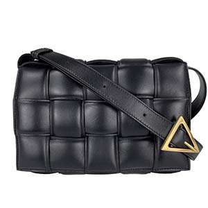 ボッテガ・ヴェネタ パデッド カセット ラムスキン ブラック ショルダーバッグ