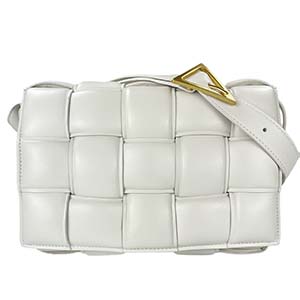 ボッテガ・ヴェネタ パデッド カセット ラムスキン チョーク ショルダーバッグ