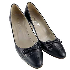 シャネル リボン パンチング レザー ブラック パンプス